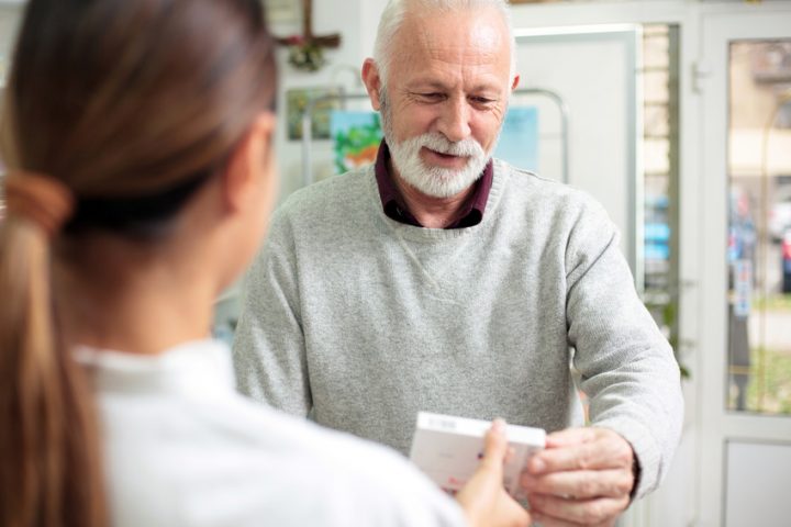 Mann erhält in der Apotheke Cholesterinserker