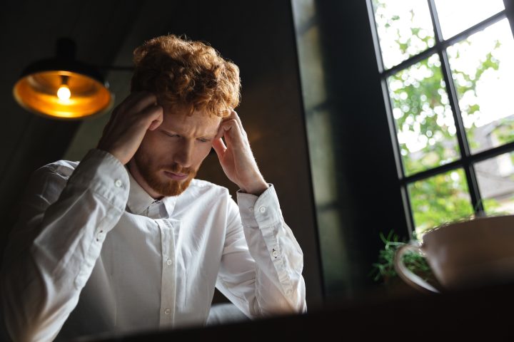 Mental Load kann mit der Zeit zu körperlichen Beschwerden führen.